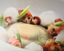 Écrevisses poêlées au cerfeuil, ravioles d’oignon doux, jaune d’œuf coulant