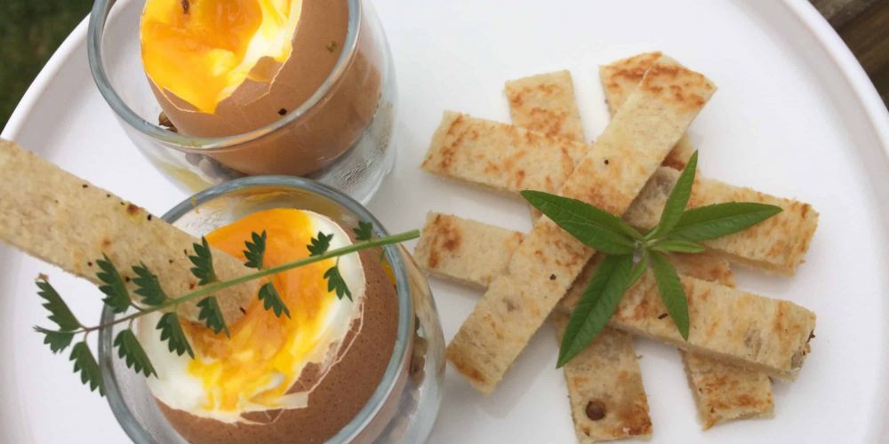 Œuf à la coque, mouillettes gingembre coriandre