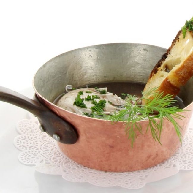 Petite cocotte d’œufs en meurette à la Bourguignonne