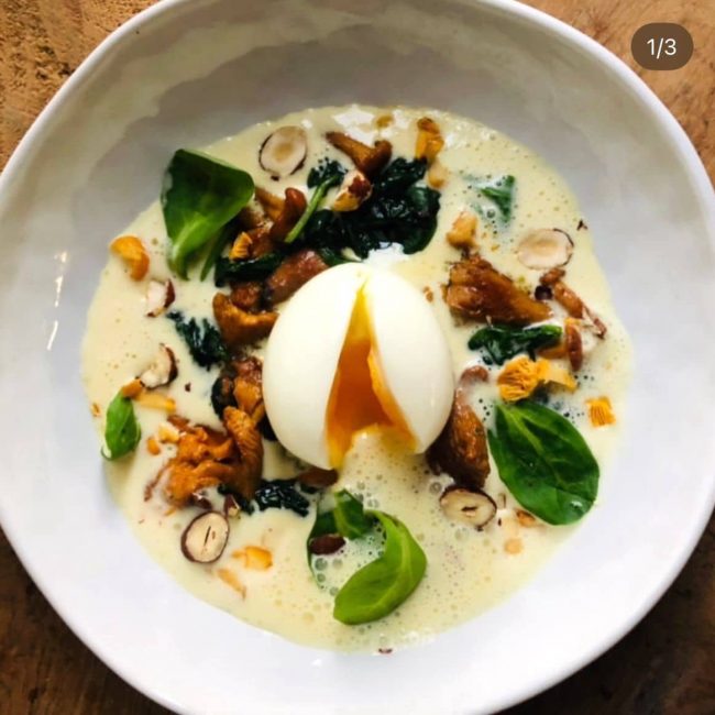 Œuf mollet, girolles, émulsion réglisse et café