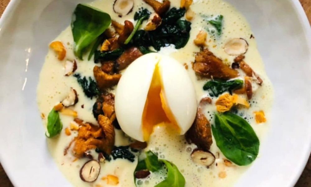 Œuf mollet, girolles, émulsion réglisse et café