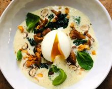 Œuf mollet, girolles, émulsion réglisse et café