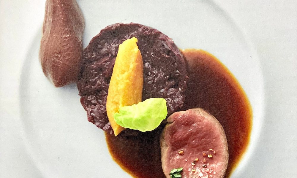 Noisette de dos de chevreuil cuit rosé, sauce grand veneur, choux rouge confit, poires au trousseau, Spätzli et pommes de terre douces