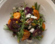 Salade de roquette, abricots et oignons rouges rôtis