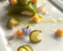 Courgette, melon infusé à la verveine-citron, chèvre frais et pickles