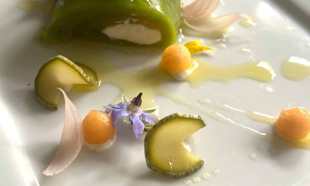 Courgette, melon infusé à la verveine-citron, chèvre frais et pickles