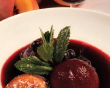 Pêches pochées au cassis et menthe fraîche