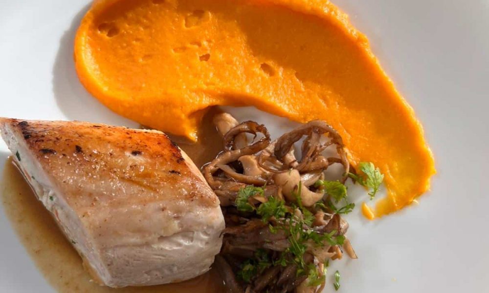 Ballotine de volaille farce fine, mousseline de patate douce et poêlée de champignons, jus de volaille au foie gras