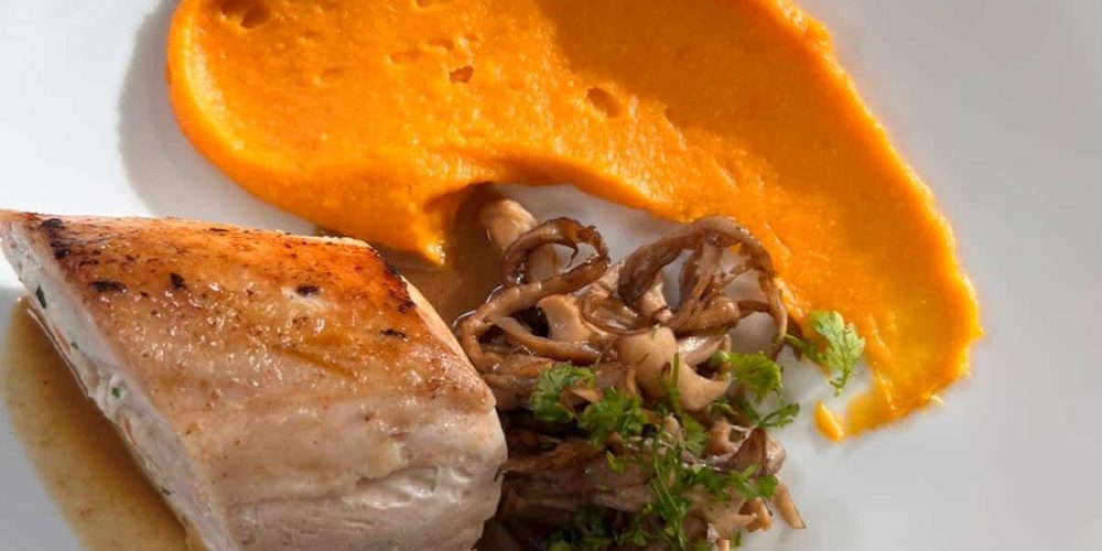 Ballotine de volaille farce fine, mousseline de patate douce et poêlée de champignons, jus de volaille au foie gras