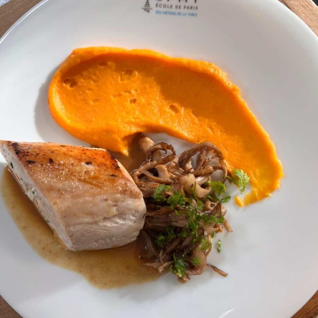 Ballotine de volaille farce fine, mousseline de patate douce et poêlée de champignons, jus de volaille au foie gras