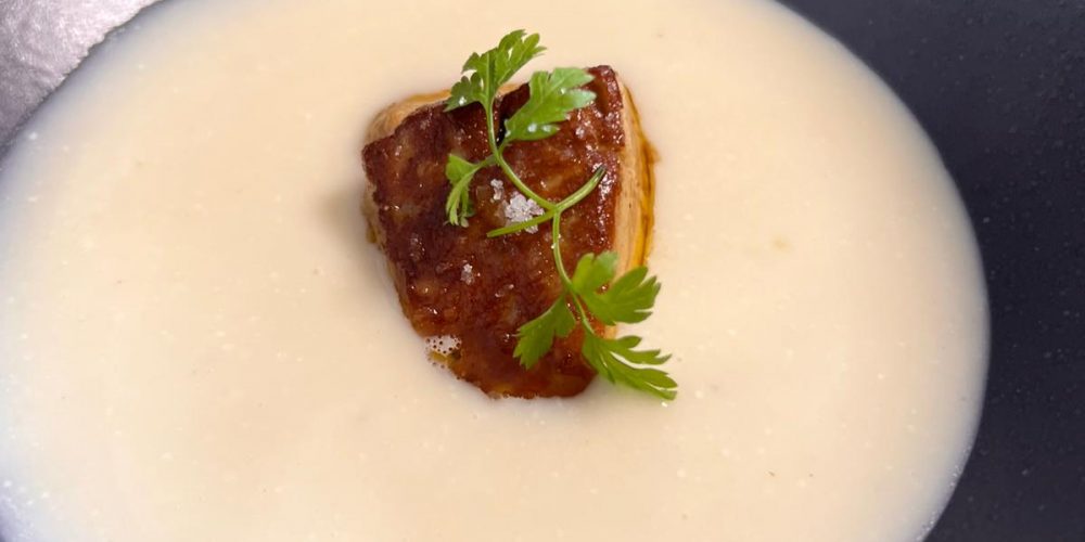 Velouté de topinambour à l’huile de truffe et escalope de foie gras poêlée