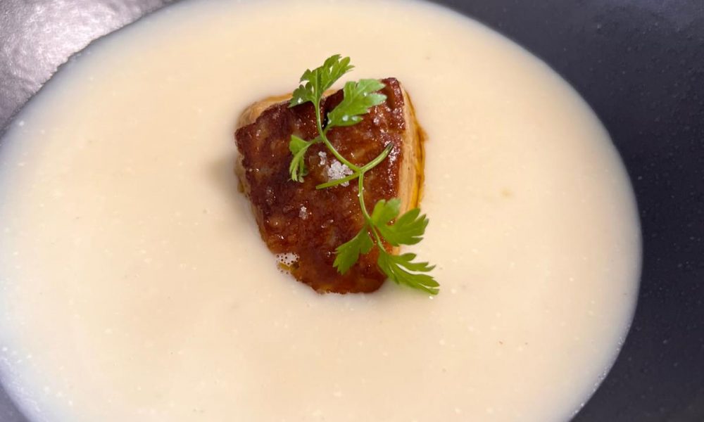 Velouté de topinambour à l’huile de truffe et escalope de foie gras poêlée