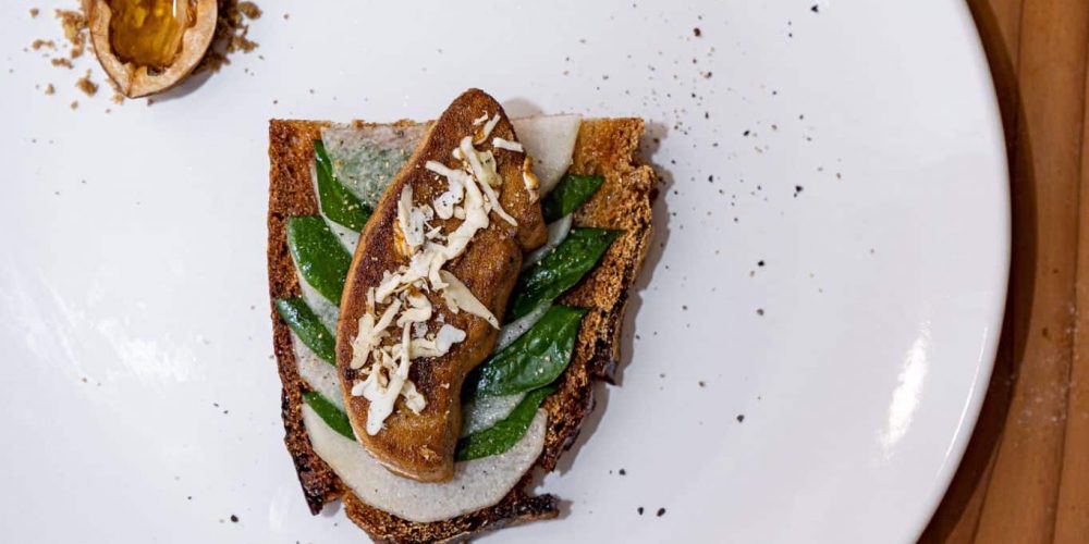 Brushetta conférence, noix et foie gras