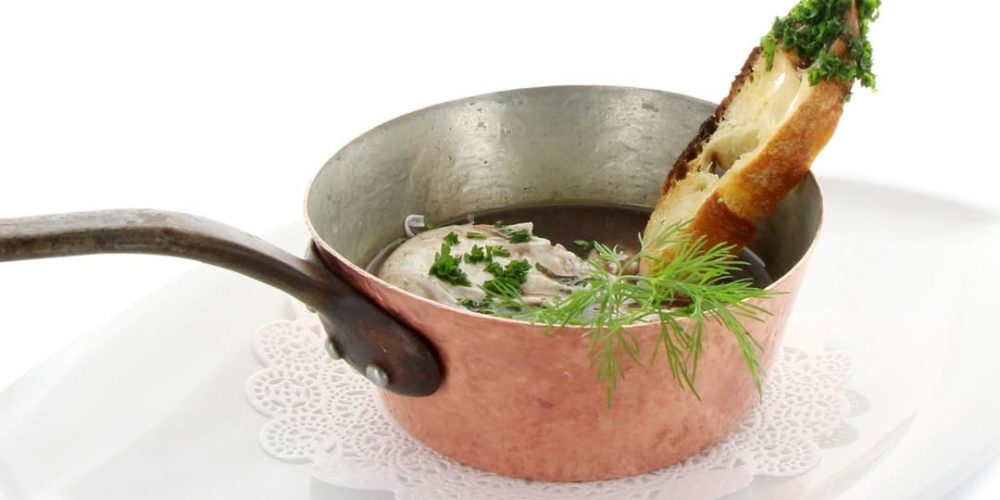 Petite cocotte d’œufs en meurette à la Bourguignonne