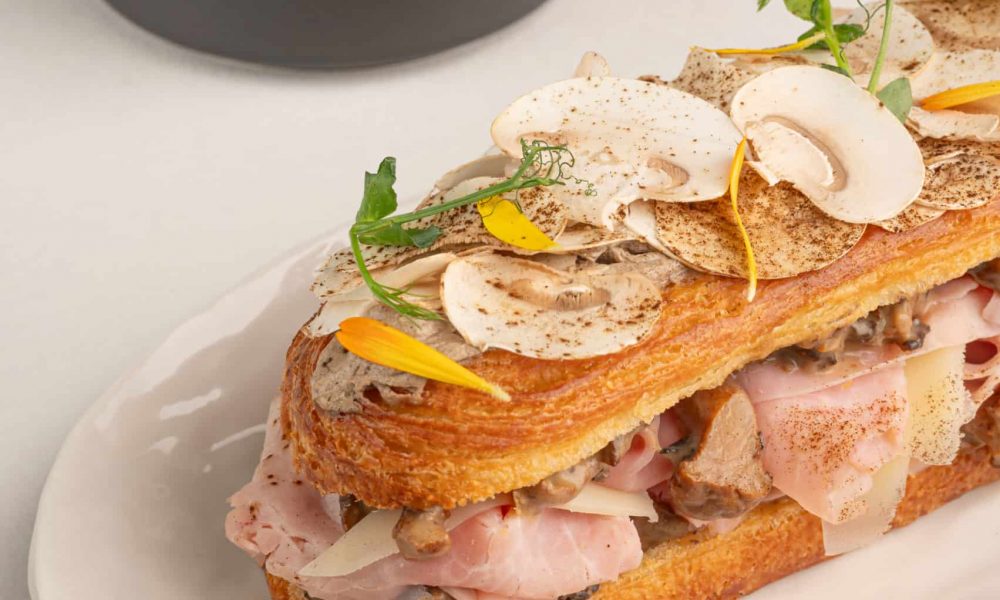 Quand le croissant se réinvente en croque-monsieur premium