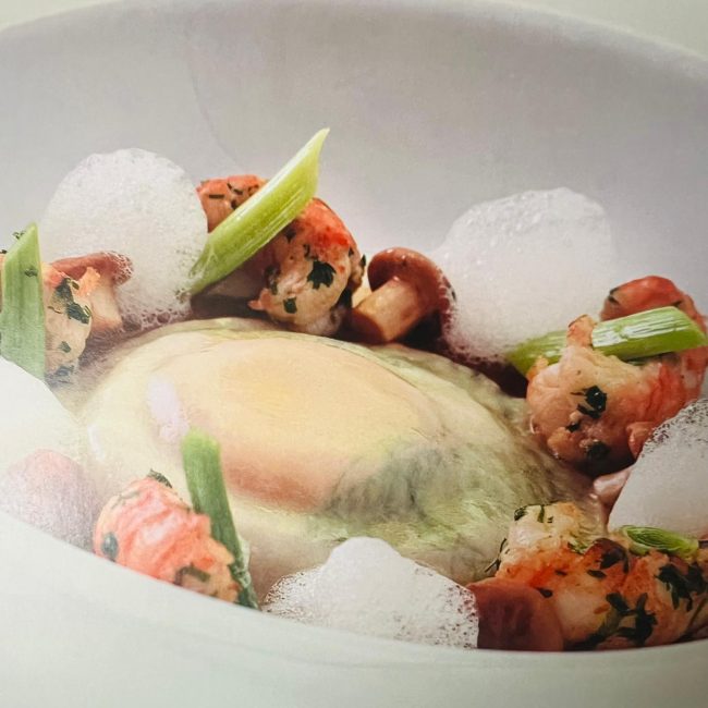 Écrevisses poêlées au cerfeuil, ravioles d&rsquo;oignon doux, jaune d’œuf coulant