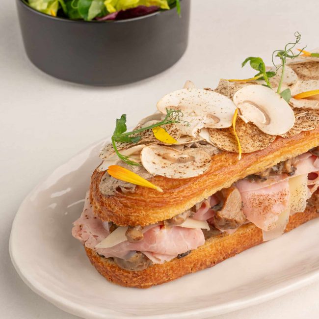 Quand le croissant se réinvente en croque-monsieur premium