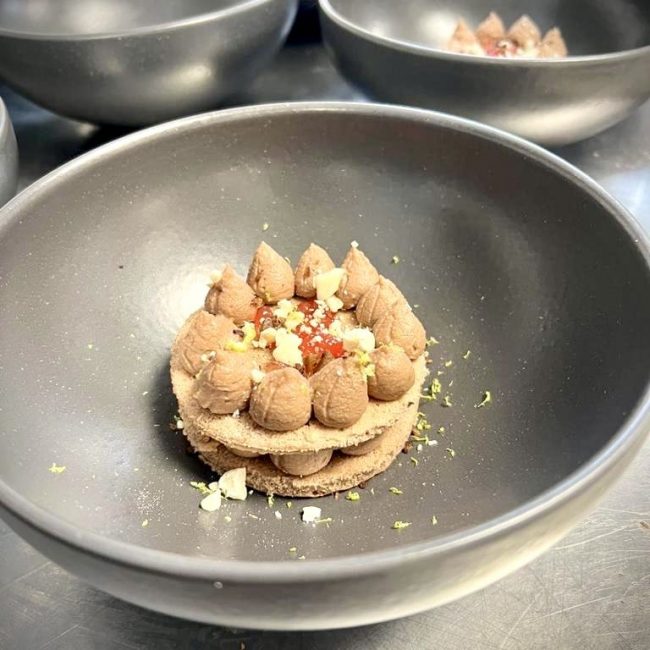 Génoise cacao, gelée à l&rsquo;orange sanguine et ganache montée à la crème de marrons, éclats croquants de marrons