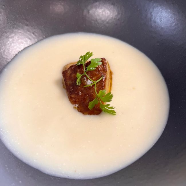 Velouté de topinambour à l&rsquo;huile de truffe et escalope de foie gras poêlée