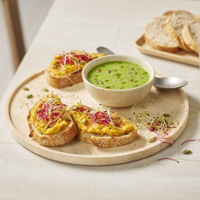 Duo fraîcheur Bridor : soupe verte & tartine houmous de patate douce