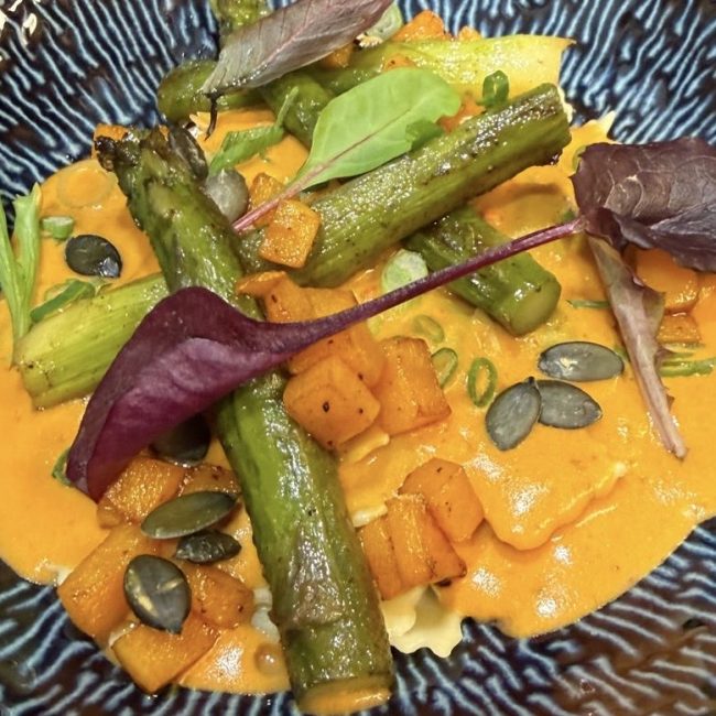 Ravioles du Dauphiné, crème de chorizo, asperges et vertes et butternut rôti