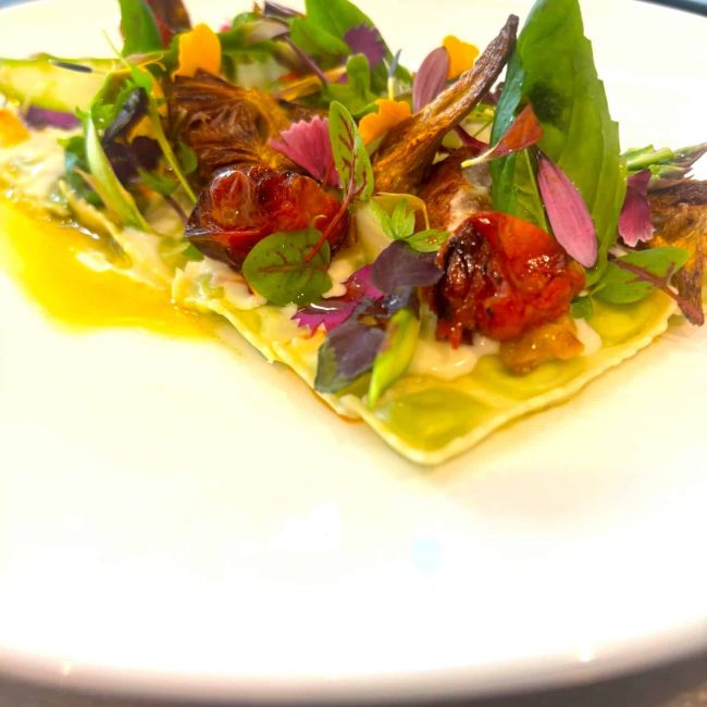 Ravioles du Royans, artichauts frits, pesto et tomates confites