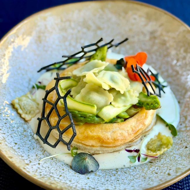 Ravioles du Dauphiné en vol-au-vent, fromage et asperges vertes