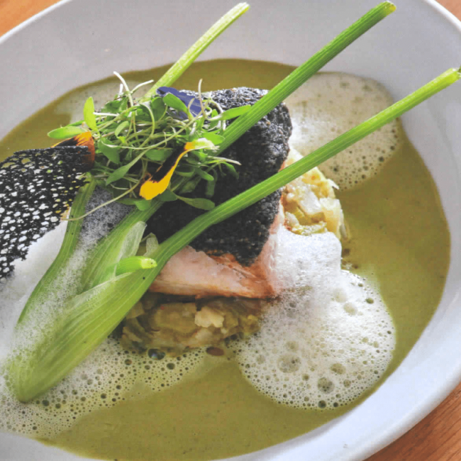 Maigre en croûte de sésame, fenouil confit et sauce au thé matcha