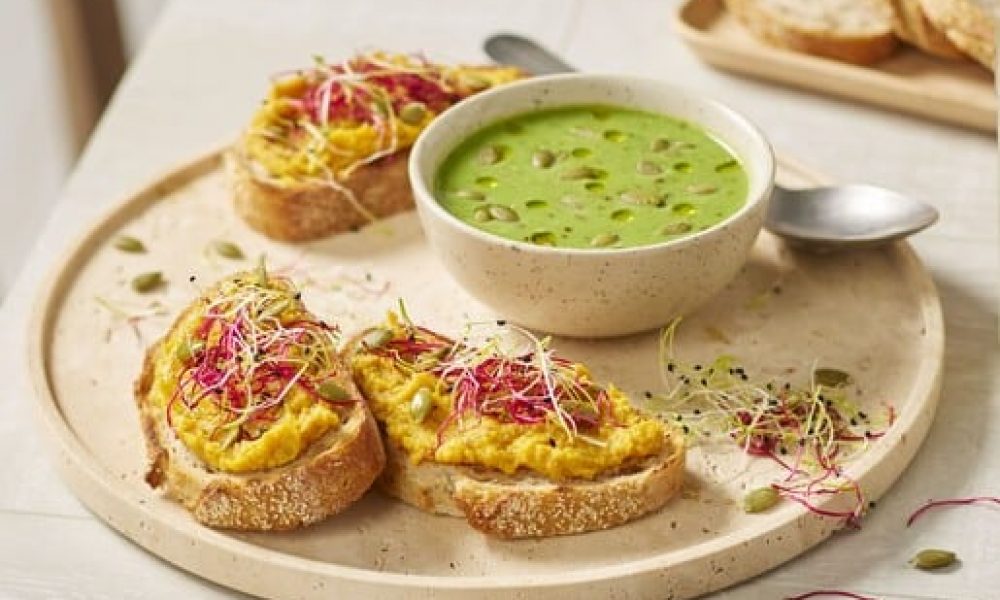 Duo fraîcheur Bridor : soupe verte & tartine houmous de patate douce