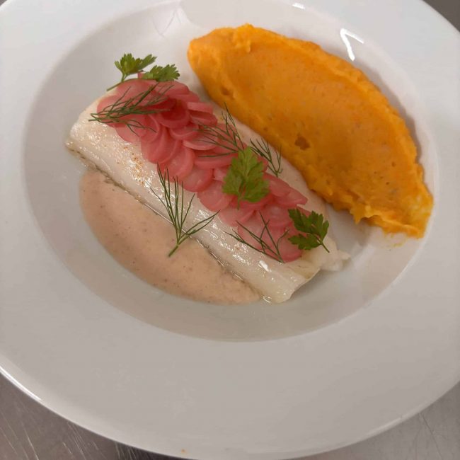 Dos de cabillaud, purée Crécy et crème de radis roses