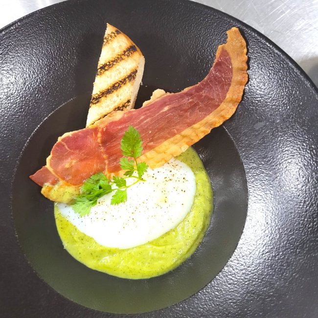 Œuf poché, velours de courgette et Bayonne croustillant
