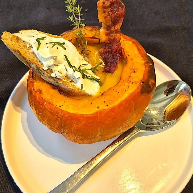 Velouté de potimarron au lard et mouillettes au chèvre frais