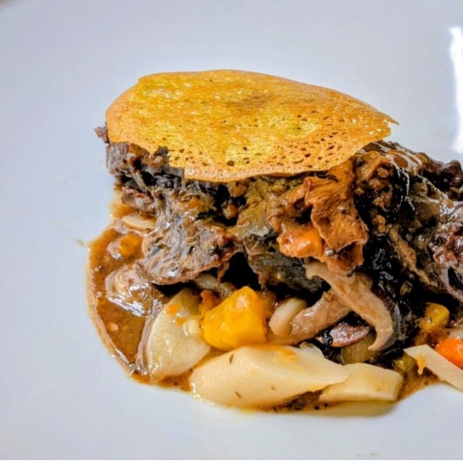 Civet de cuisses de lièvre et fricassée de salsifis aux carottes