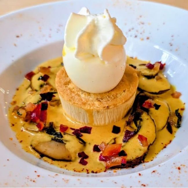 Parfait de foie gras aux champignons, œuf mollet et crème safran