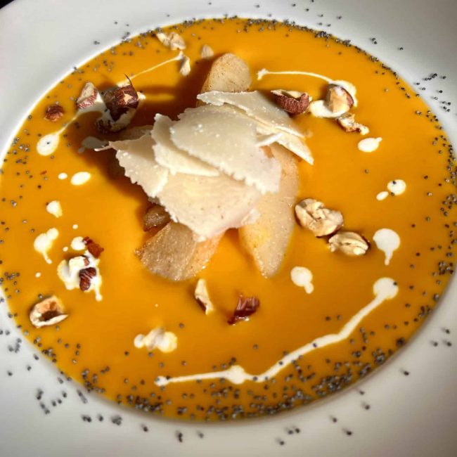 Velouté de potimarron aux cèpes, copeaux de parmesan et éclats de noisettes
