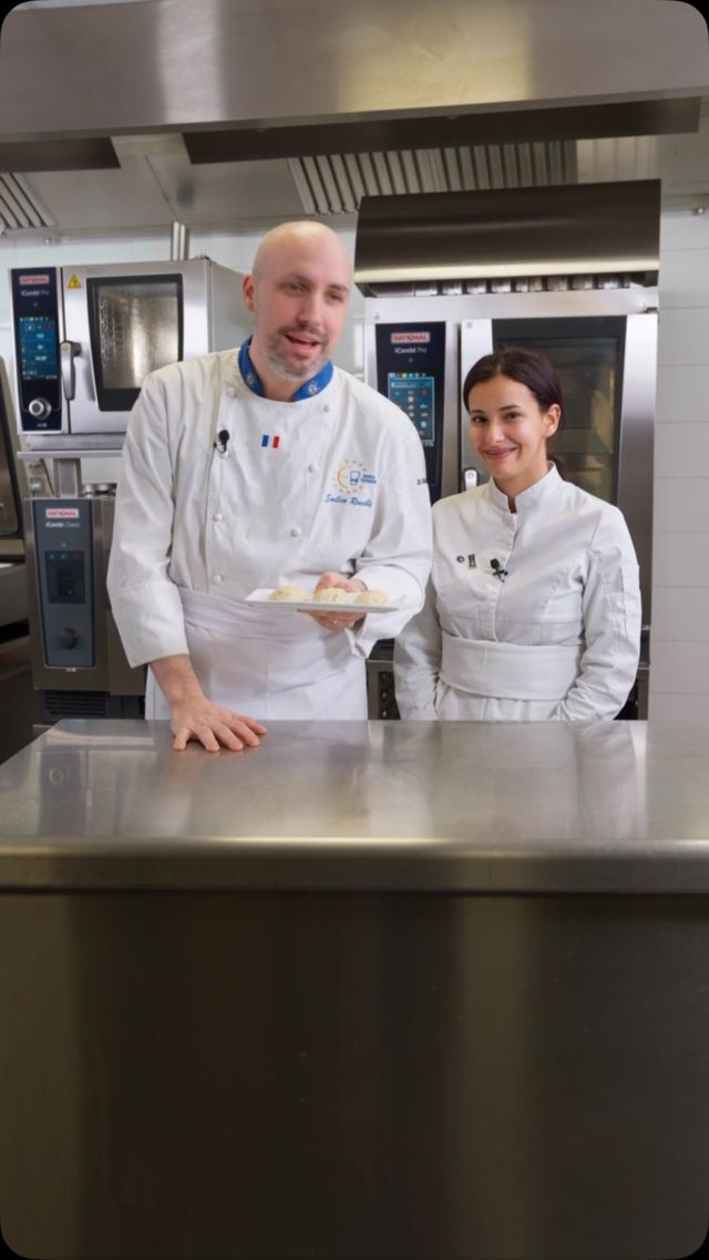 La cuisson vapeur avec l’ ICombi Pro de notre partenaire @rational_ag et les chefs @emilien_rouable_chef et @lilyaabair_ 
.
#etj 
#video #transmission #rational #cuissonvapeur #icombipro #astuce #trucsetastuces #produitfrais #produitdesaison