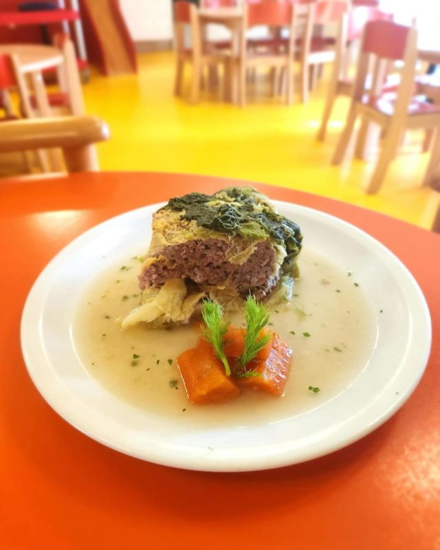 📣 À la découverte du Chou Farci de la chef Muriel Dopler ! 🍽️✨

👩‍🍳 Aujourd’hui, nous mettons à l’honneur une recette emblématique du terroir français : le chou farci, revisité pour la restauration collective par la chef Muriel Dopler à Colmar.

🥬 Un plat authentique et gourmand, idéal pour allier tradition et cuisine responsable, tout en régalant petits et grands !

📌 Au menu :
✔️ Des feuilles de chou fondantes
✔️ Une farce savoureuse à base de viandes
✔️ Une cuisson lente et en deux temps pour révéler toutes les saveurs

🌱 Un plat engagé !
Avec des produits locaux et de saison, cette recette est parfaite pour une restauration collective durable et savoureuse.

💬 Et vous, avez-vous déjà goûté un chou farci en collectivité ? 
Dites-nous en commentaire ! ⬇️

#MurielDopler #RecetteTraditionnelle #ChouFarci #RestaurationCollective #CuisineAuthentique #gastronomiefrancaise