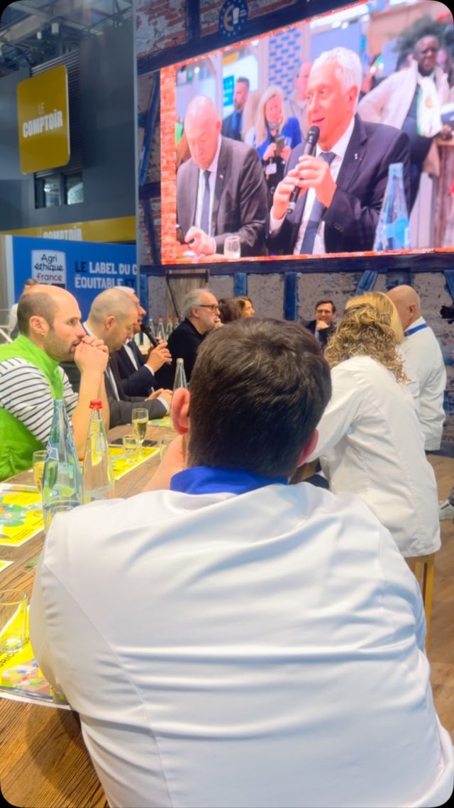 Nous accueillons aujourd’hui Euro-Toques International au @salondelagriculture sur notre stand Hall 4 allée B stand 22 pour parler du rôle des Marchés internationaux entre les agriculteurs et les chefs en présence de @stephanelayani , Président-Directeur Général de la Semmaris et Président du Marché International de Rungis , @guillaume_gomez_ , Représentant personnel du Président de la République sur les sujets en lien avec la gastronomie et @uefrance .
.
#europe #marchéinternationaux #agriculture #agriculteur #chef #gastronomie #echange #transmission #enjeux #food #market #foodporn #produitdesaison