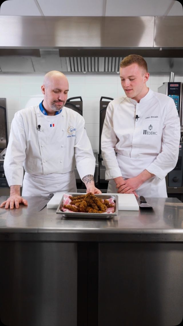 Aujourd’hui ce sont les chefs @emilien_rouable_chef et @louis.p_gallery qui nous montrent comment obtenir de la friture avec l’iVario Pro de notre partenaire @rational_ag.
.
#ivario #ivariopro #materiel #cuisson #chef #recette #produitdesaison #produitdequalité
