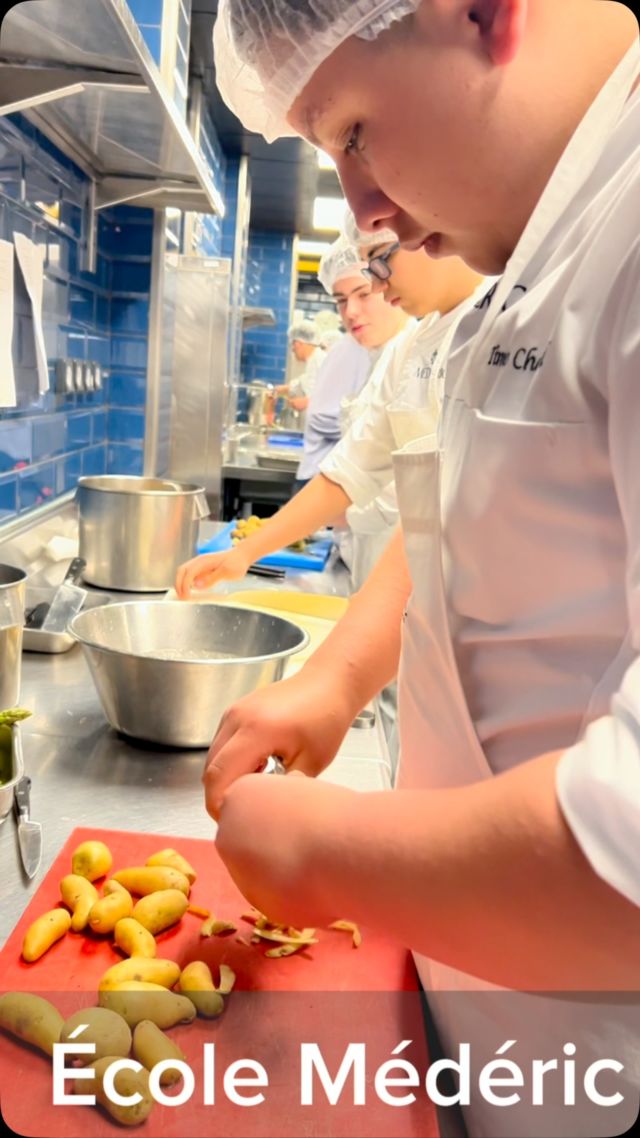 Retour sur la Masterclass #ETJ , orchestrée par le chef Euro-Toques @buscaylet2203  et les jeunes de @mederic_ecole_hoteliere 
Et ce matin c’est le @magret de canard qui a été mis à l’honneur grâce à la présence de @perrineattard , directrice communication du @CIFOG qui est venu nous parler de la filière @i_love_magret .
#magret #magretdecanard #filiere #viande #viandefrançaise #canard #masterclass #jeunes #transmission #ecolehotelieredeparis