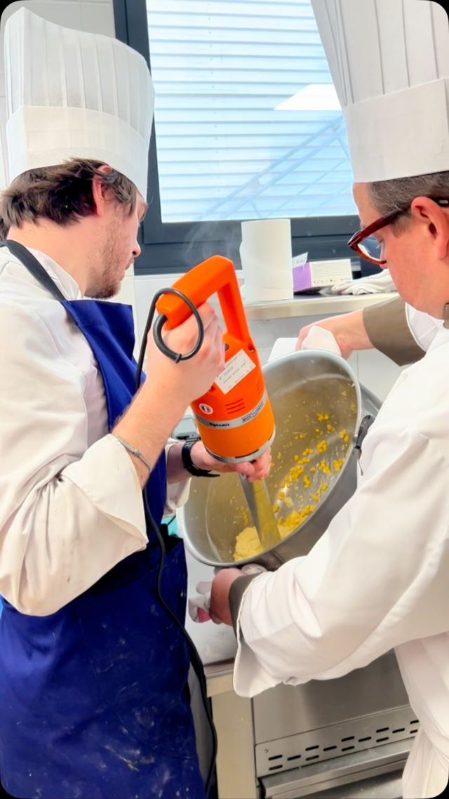 📸✨ Ce matin, EuroToquesJeunes (#ETJ) a pris vie à l’ @epmt_paris avec une #masterclass exceptionnelle qui avait pour but de faire découvrir le magret de canard! 

👨‍🍳👩‍🍳 merci aux chefs @buscaylet2203 et @christophemonnaye pour leurs participations qui ont permis aux jeunes de mieux d’apprendre de nouvelles manières de cuisiner ce met qui fait partie de notre belle gastronome française.

Perrine Attard, responsable communication chez @Cifog était également présente pour partager son expertise et expliquer aux futurs chefs l’importance de la filière du canard et des produits de qualité. 🍴💡

Un grand merci à tous les intervenants et aux jeunes chefs pour leur enthousiasme et leur passion ! 💪👏

#gastronomie #futurschefs #magretdecanard  #magretdecanardfumé #filièrecanard #cuisine #masterclass #jeunestalents #passioncuisine #food #transmission #chefs