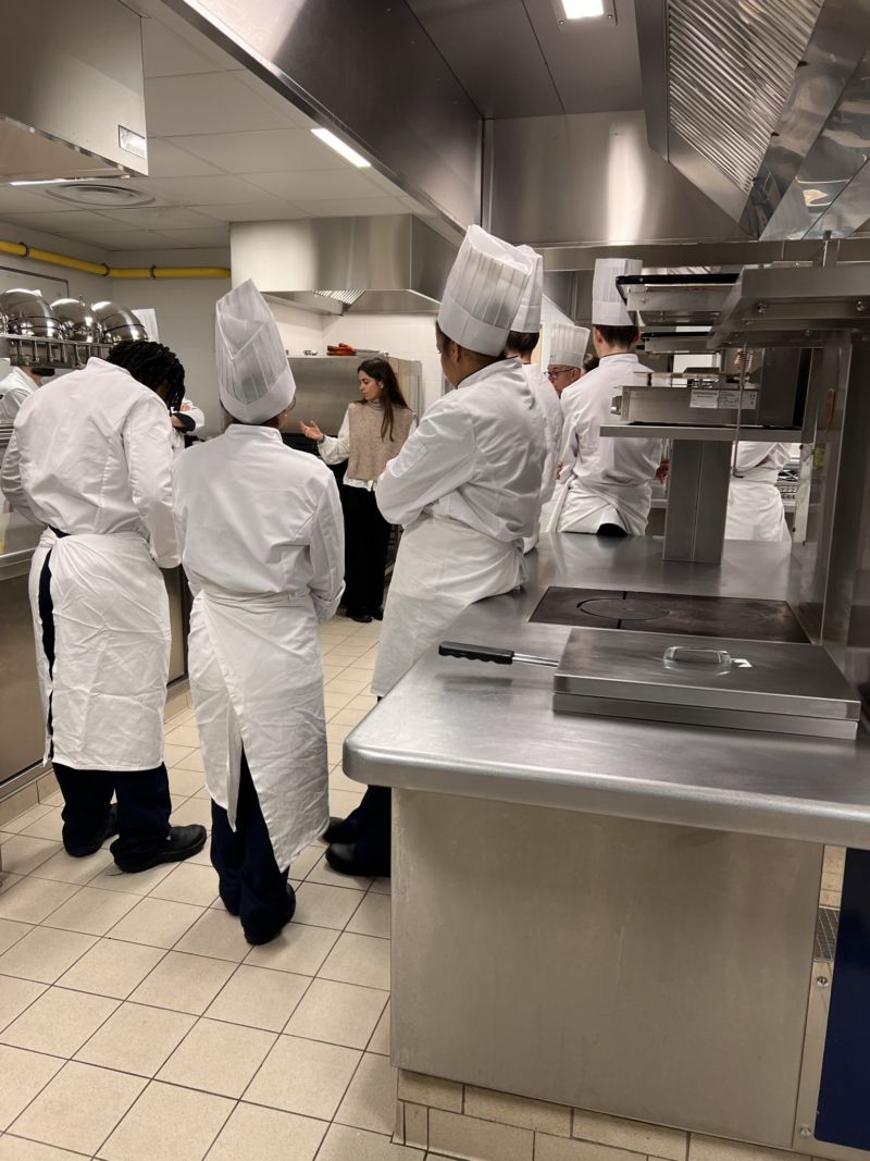 Image for the Tweet beginning: Ce matin,  @perrineattard du