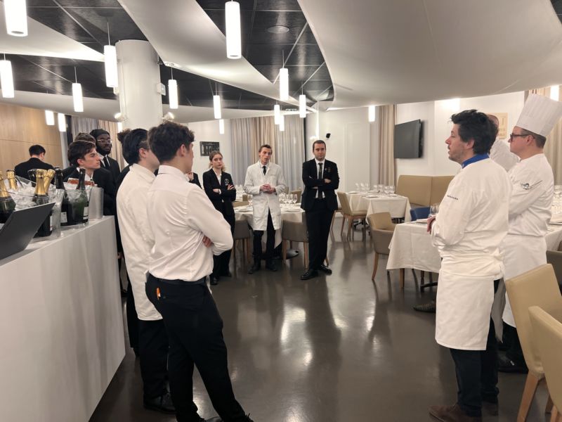 Image for the Tweet beginning: 🗣️Place au briefing avant de